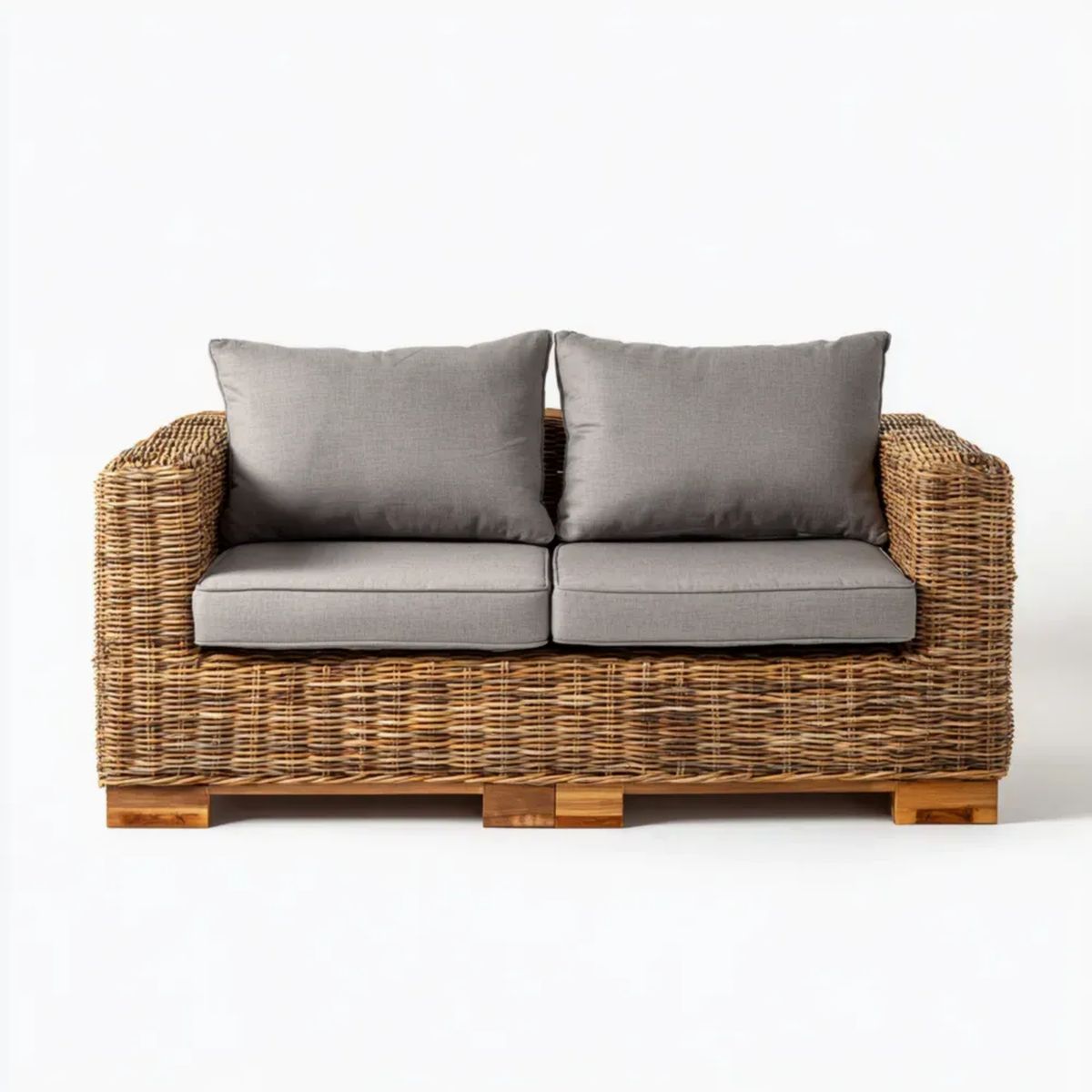 Dwuosobowa sofa ogrodowa z naturalnego rattanu z szarymi poduszkami 160 x 80 x 85 cm