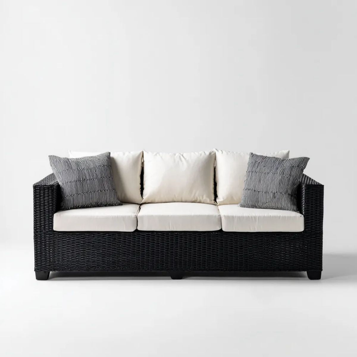 Trzyosobowa sofa ogrodowa z technorattanu czarna z białymi i szarymi poduszkami, 200 x 75 x 85 cm